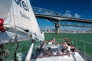 Travel agency: Auckland Harbour Sailing Lunch Cruise 奧克蘭海濱風帆遊艇午餐遊僅 (11月-3月 ) - 喜田舒旅