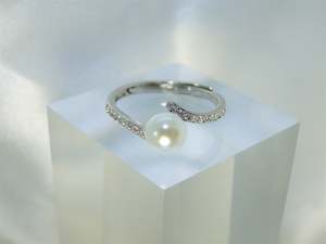 Internet only: Solitaire Pearl Platinum plated Ring