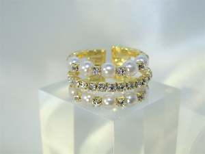 Shine & Pearls Golden Ring