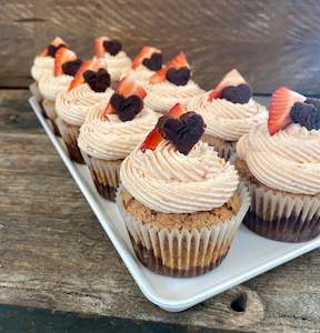 Cake icing or decorating: Strawberry & Brownie cupcake