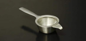 Infusers Accessories: Long handle strainer with drip bowl