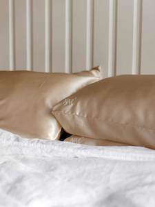 Clothing: Silk Pillowcase Set