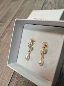 Mink Pink: TWIGG JEWELLERY Ever After Crystal & Pearl Earrings Gold