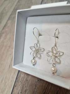 Ivy Jack: TWIGG JEWELLERY Wired Beauty Pearl Earring Silver