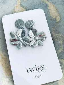 TWIGG JEWELLERY Chemistry Flower Hammered Coin Earrings Silver