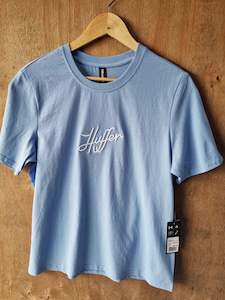 HUFFER Cursive Classic Tee Cornflower Blue