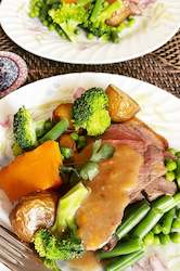 Frontpage: Traditional Roast Beef with Vegetables and Gravy