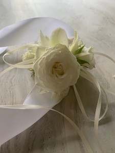 Flower: Ball corsage ~ wrist ribbon