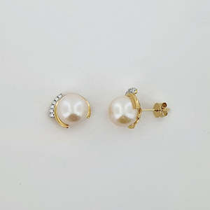 Gold smithing: Freshwater Pearl & Diamond 18ct Gold Earrings