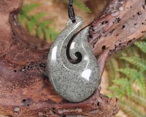 NZ Serpentine Medium Hei Matau Pendant (AZ595)