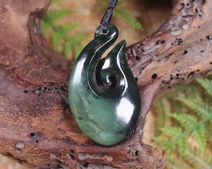 NZ Greenstone Medium Hei Matau Pendant (AZ600) Kawakawa Pounamu