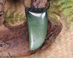 NZ Greenstone Medium Niho Taniwha Tooth Pendant (BA113) Kawakawa Pounamu