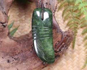 Jewellery: NZ Greenstone Large Niho Taniwha Tooth Pendant (AZ756) Kawakawa Pounamu