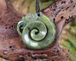 NZ Serpentine Medium Koropepe Pendant (AT477)