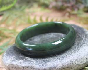 Jewellery: NZ Greenstone Bangle 63mm (BA164) Kawakawa Pounamu