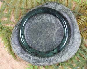 Jewellery: NZ Greenstone Bangle 67mm (AX863) Rimu Pounamu