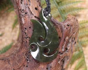 NZ Greenstone Medium Hei Matau Pendant (BA851) Rimu Pounamu