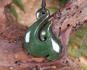 NZ Greenstone Medium Hei Matau Pendant (AX033) Kawakawa Pounamu