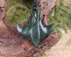 NZ Greenstone Medium Stingray or Whai Pendant (AX307) Kawakawa Pounamu