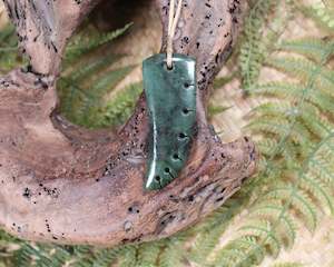 NZ Greenstone Medium Niho Taniwha Tooth Pendant (AQ132) Hapopo Pounamu