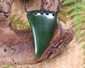 NZ Greenstone Medium Niho Taniwha Tooth Pendant (AZ825) Kawakawa Pounamu