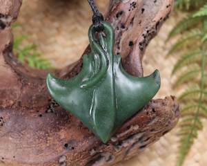 NZ Greenstone Medium Stingray or Whai Pendant (AX304) Kawakawa Pounamu