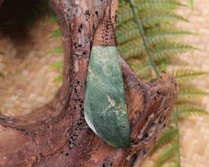 NZ Greenstone Medium Roimata Pendant (AW568) Kawakawa Pounamu