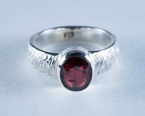 Jewellery: Garnet Sterling Silver Faceted Ring Size 6 (S635)