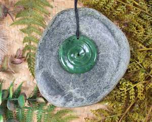 NZ GREENSTONE MEDIUM KORU PENDANT (J803) HAPOPO POUNAMU