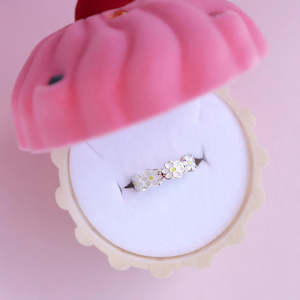 LAUREN HINKLEY - DAISY CHAIN RING IN CUPCAKE