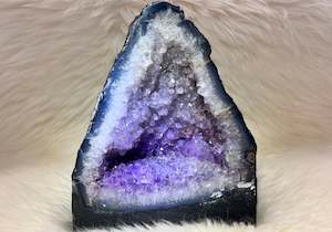 Geodes: Amethyst Cave Small