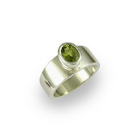 14ct White gold & Peridot Ring