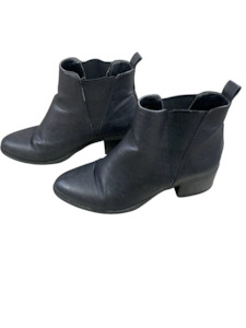 Dotti low-top boots | size 8 or 39