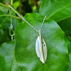 Homewares: Pohutukawa Leaf Pendant Medium