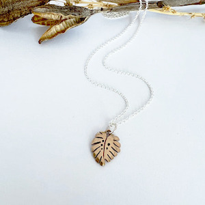 Monstera Necklace Bronze