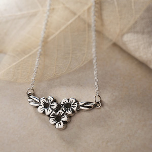 Homewares: Manuka Flowers Necklace