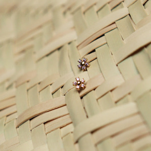 Homewares: Manuka Gem Studs Gold Plate