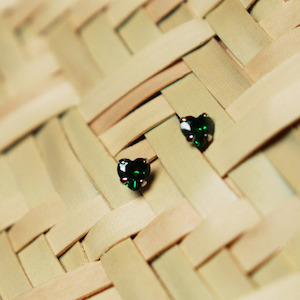 Kawakawa Gem Studs Gold Plate