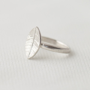 Homewares: Tiny Leaf Ring Silver