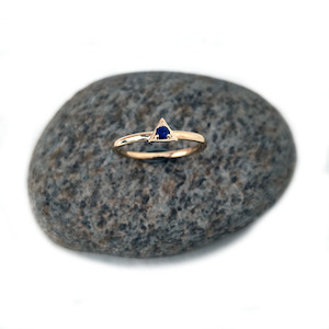 Homewares: 9ct Yellow Gold Ring Blue Sapphire