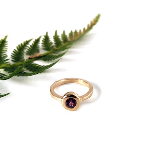 Homewares: 9ct Yellow Gold Ring Pink Sapphire