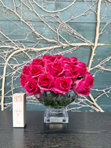 V Day: Côte Noire Luxury Centrepiece - Magenta Rose Buds