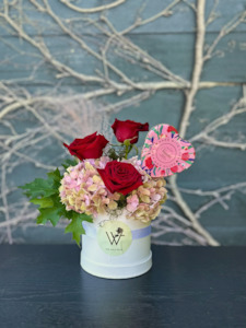 Valentines Day Flowers: The Sweethearts Hat Box