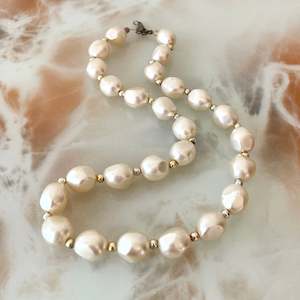 Second hand clothing: Chunky Faux Pearl Necklace