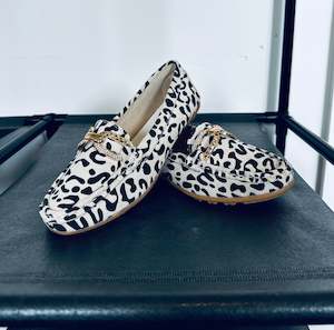 Leopard print loafers with chain detail