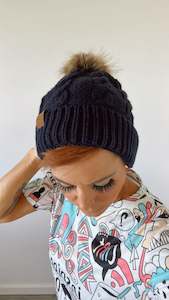 Womenswear: Pom pom beanie- navy