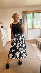 Monochromatic print elastic waist midi skirt