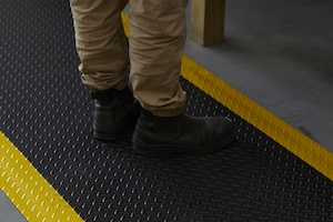 Products: Work Mat DiamondStep 600mm x 900mm (Black/Yellow)