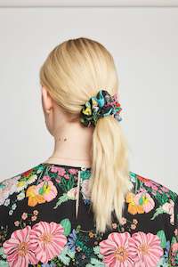 Joust flourishing mini scrunchie - Black floral