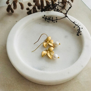 Jewellery: CHEMISTRY Flower Pearl Earrings Twigg Jewellery